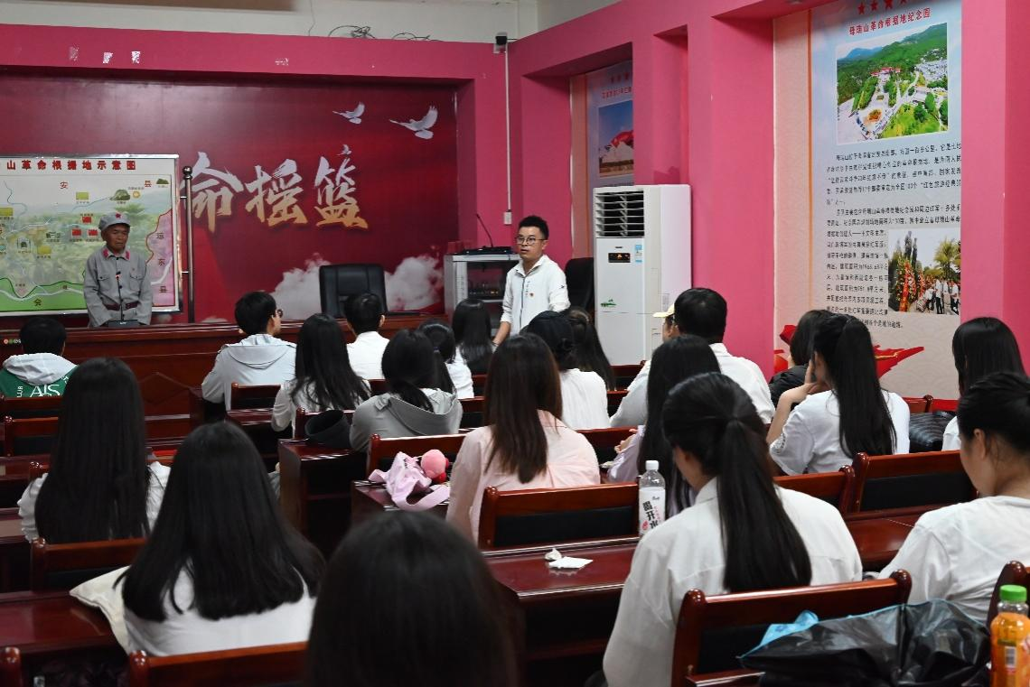 缅怀革命先烈，传承红色精神——海南师范大学地理与环境科学学院党支部清明研学活动