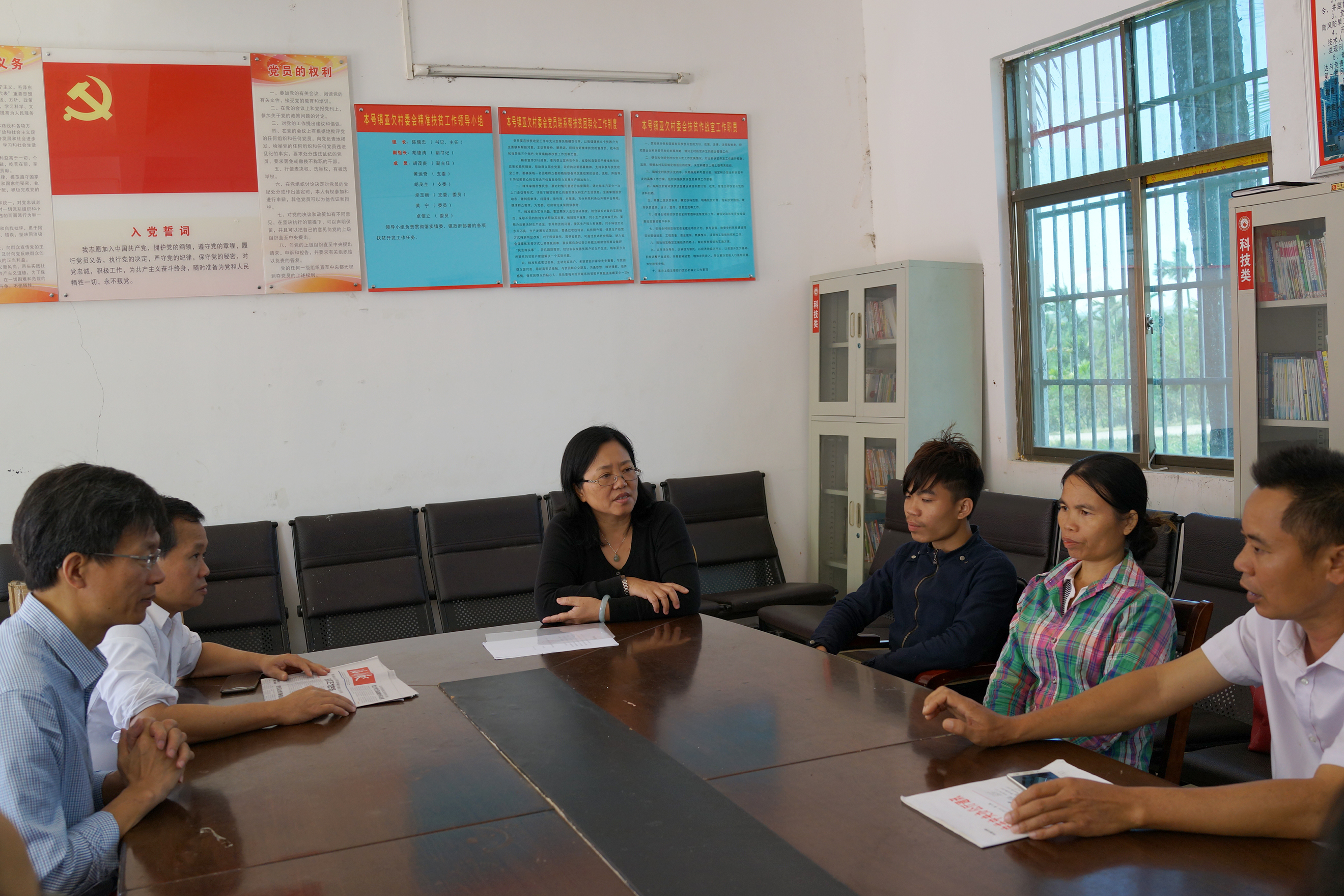 我院在陵水亚欠村开展对口扶贫工作