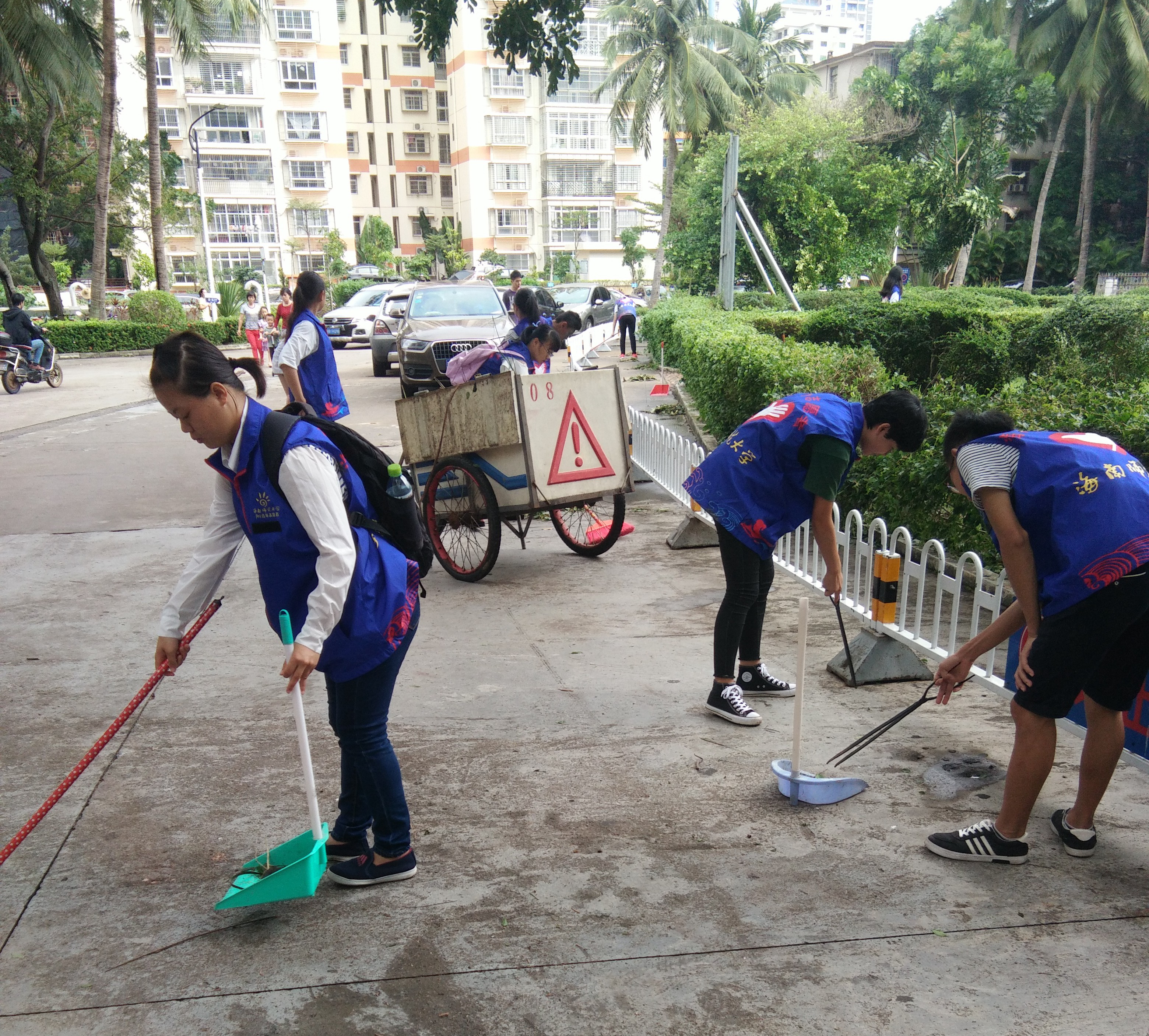 台风过后，暖心清扫 ――记我院志愿者开展校园清扫活动