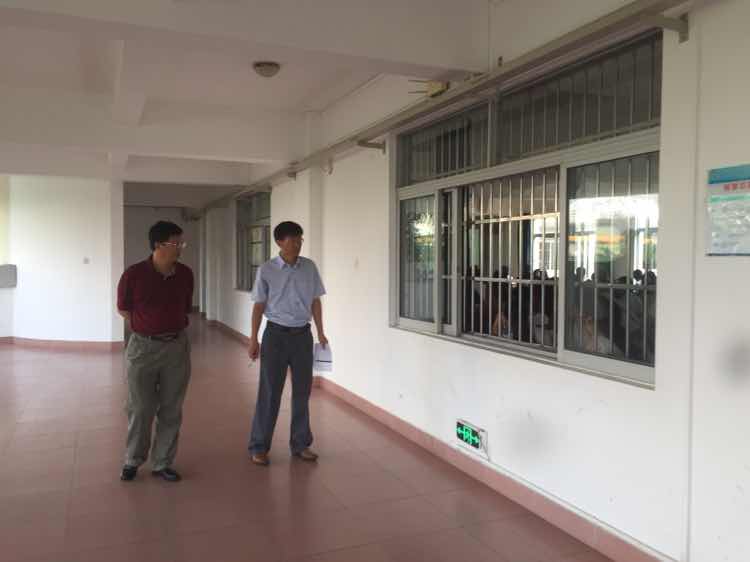 院领导深入课堂 走访检查新学期开学情况