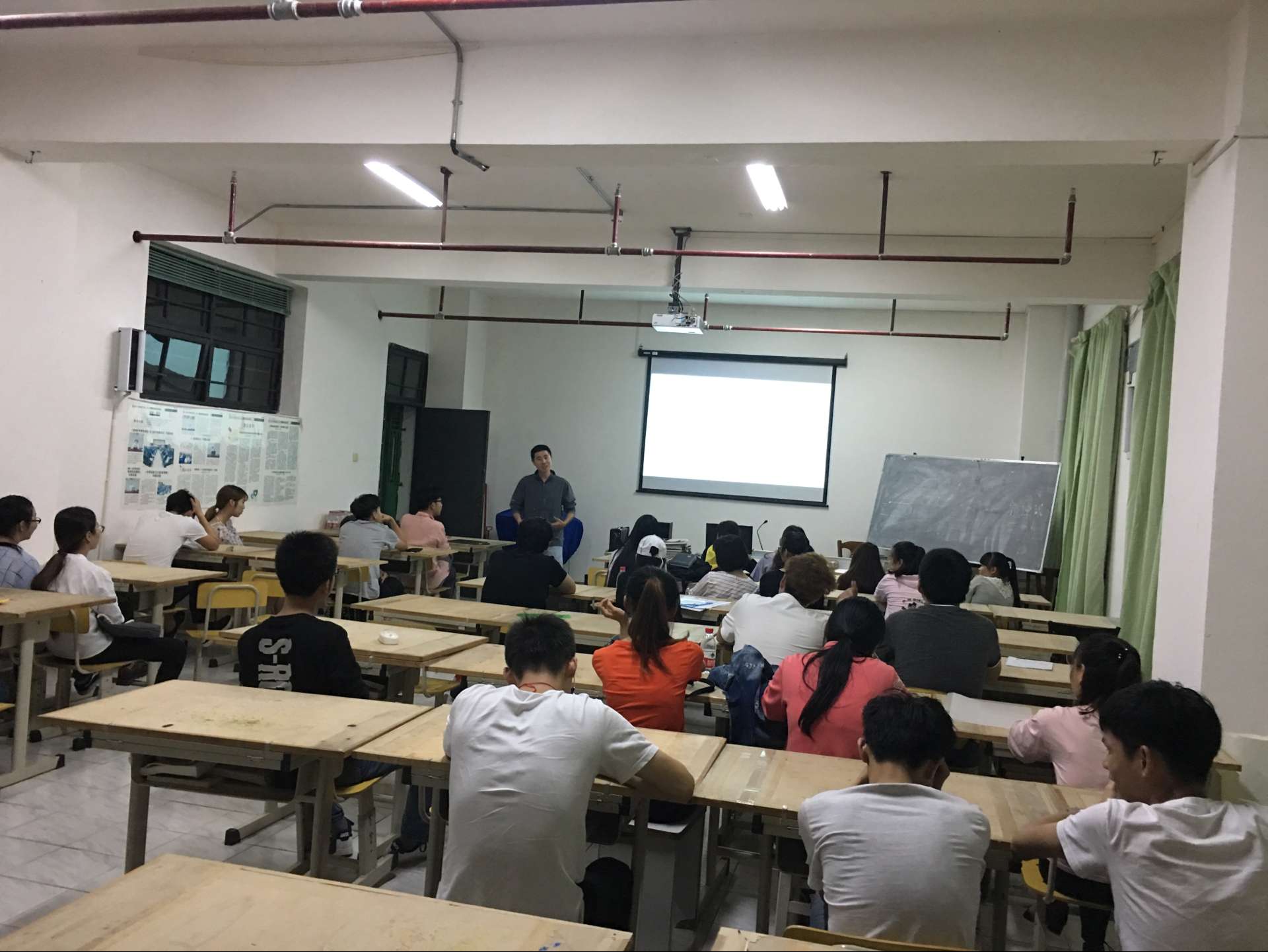 “安全高于一切,责任重于泰山”—记学院开展清明节假期安全教育