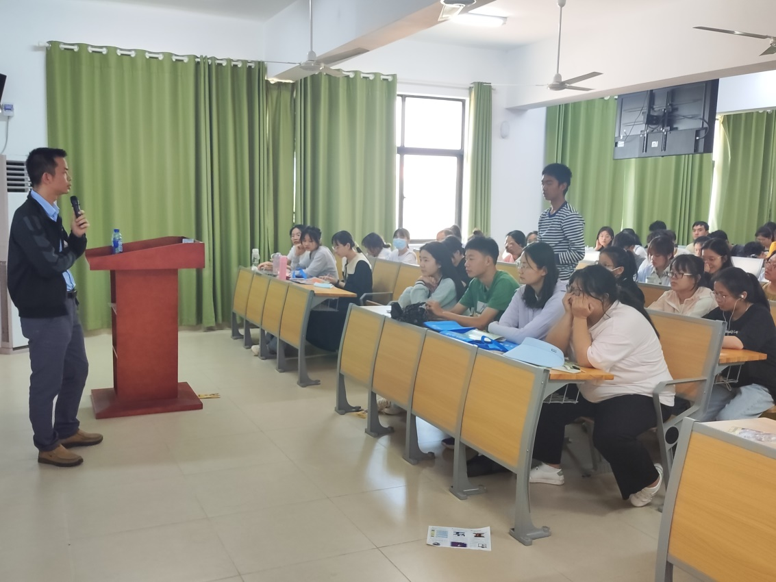 海口市气象局王淞工程师应邀来我院开展“3.23世界气象日”讲座