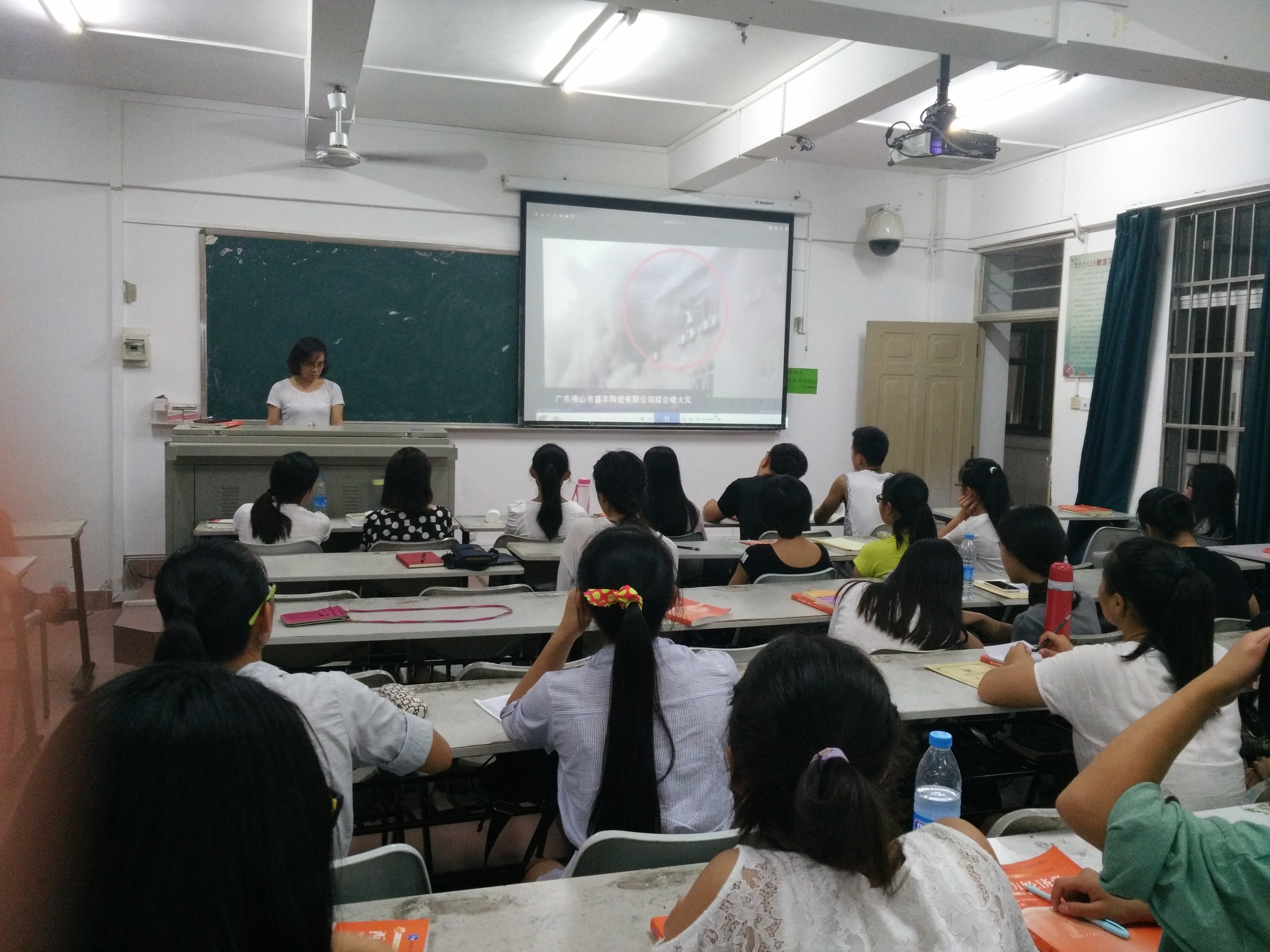 2015级旅游管理2班组织观看《消防警示录》