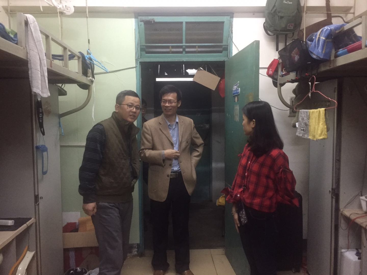 新学期学院领导走访学生宿舍