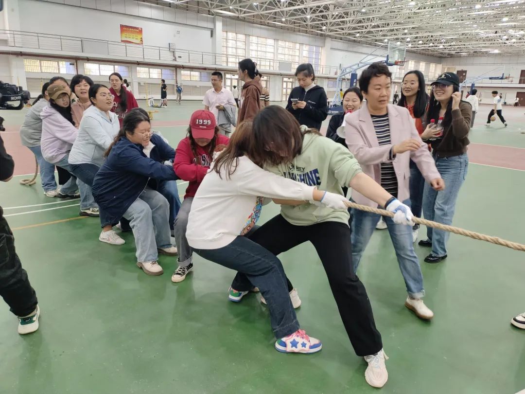 三月春风来，巾帼玫瑰开——三八妇女节共赏海师地院巾帼风采