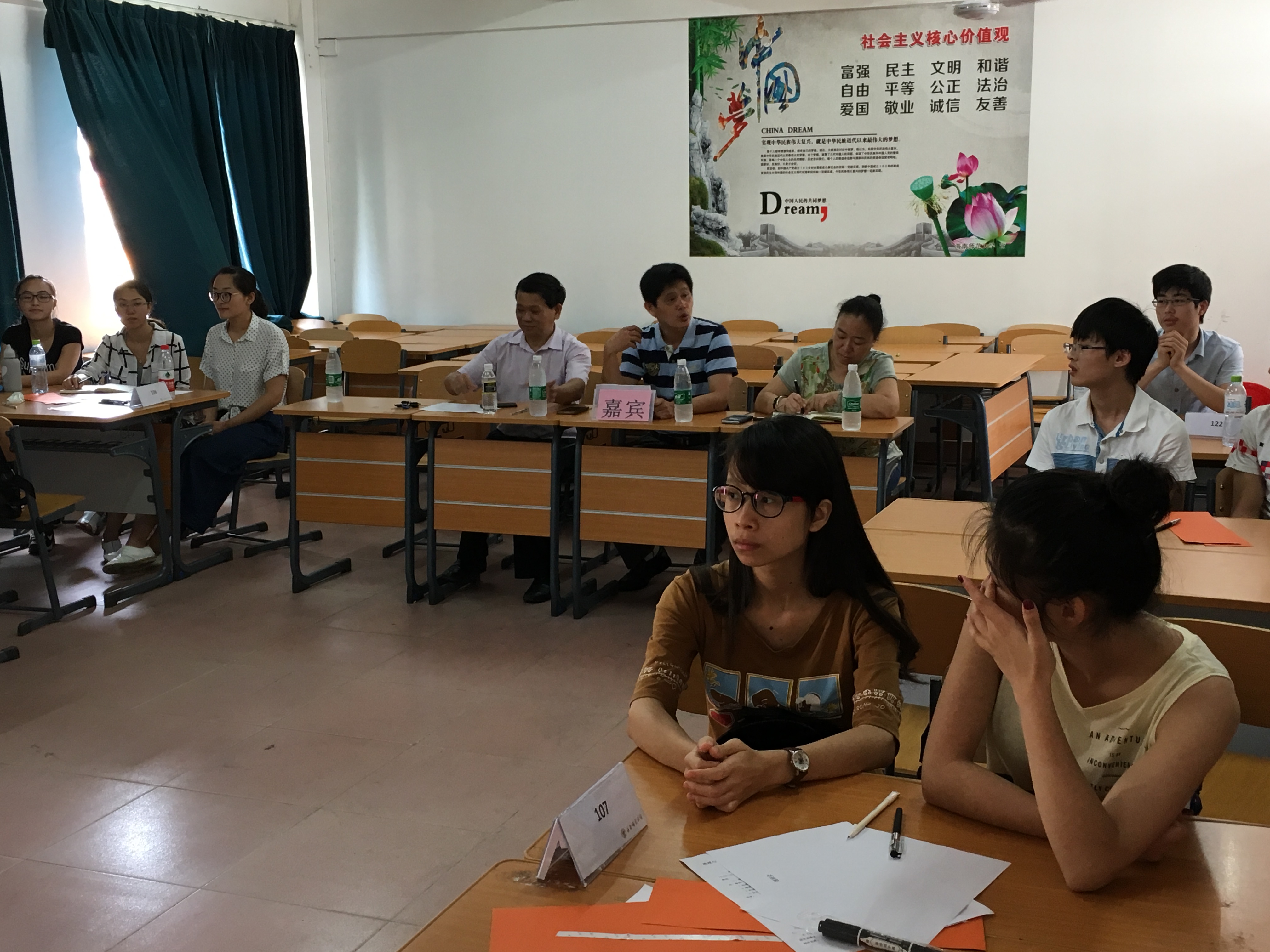 “践行核心价值观、树立文明新风尚、争做文明海师人”文明礼仪主题班会