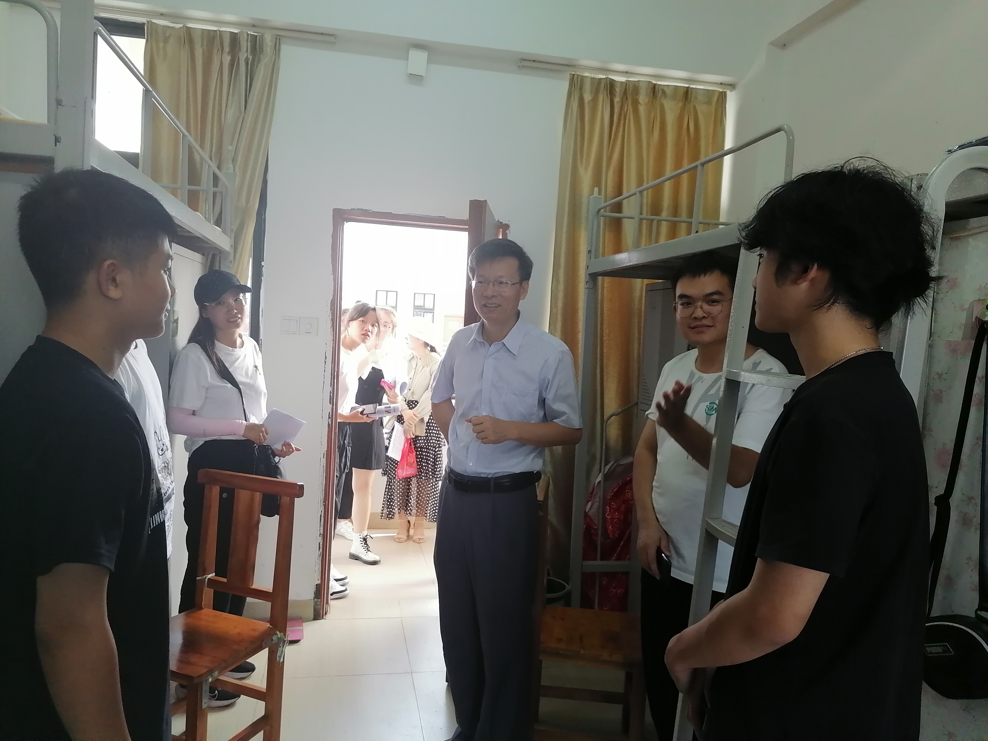 用心用情迎接2021级新生报到