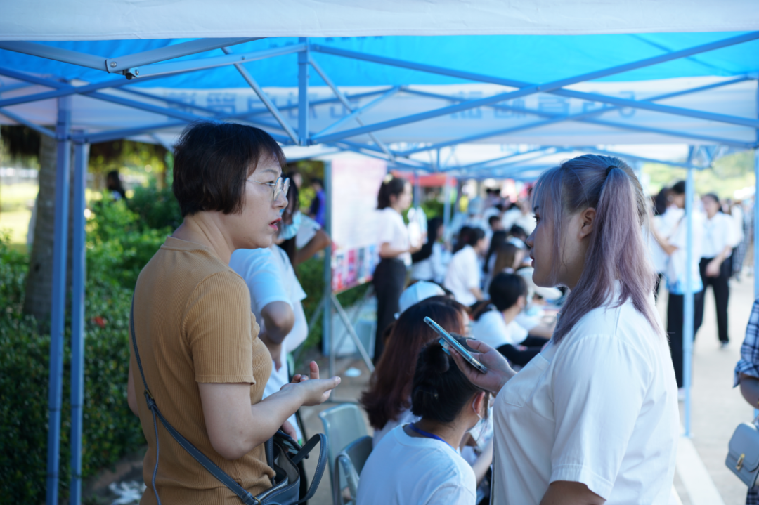 用心用情迎接2021级新生报到