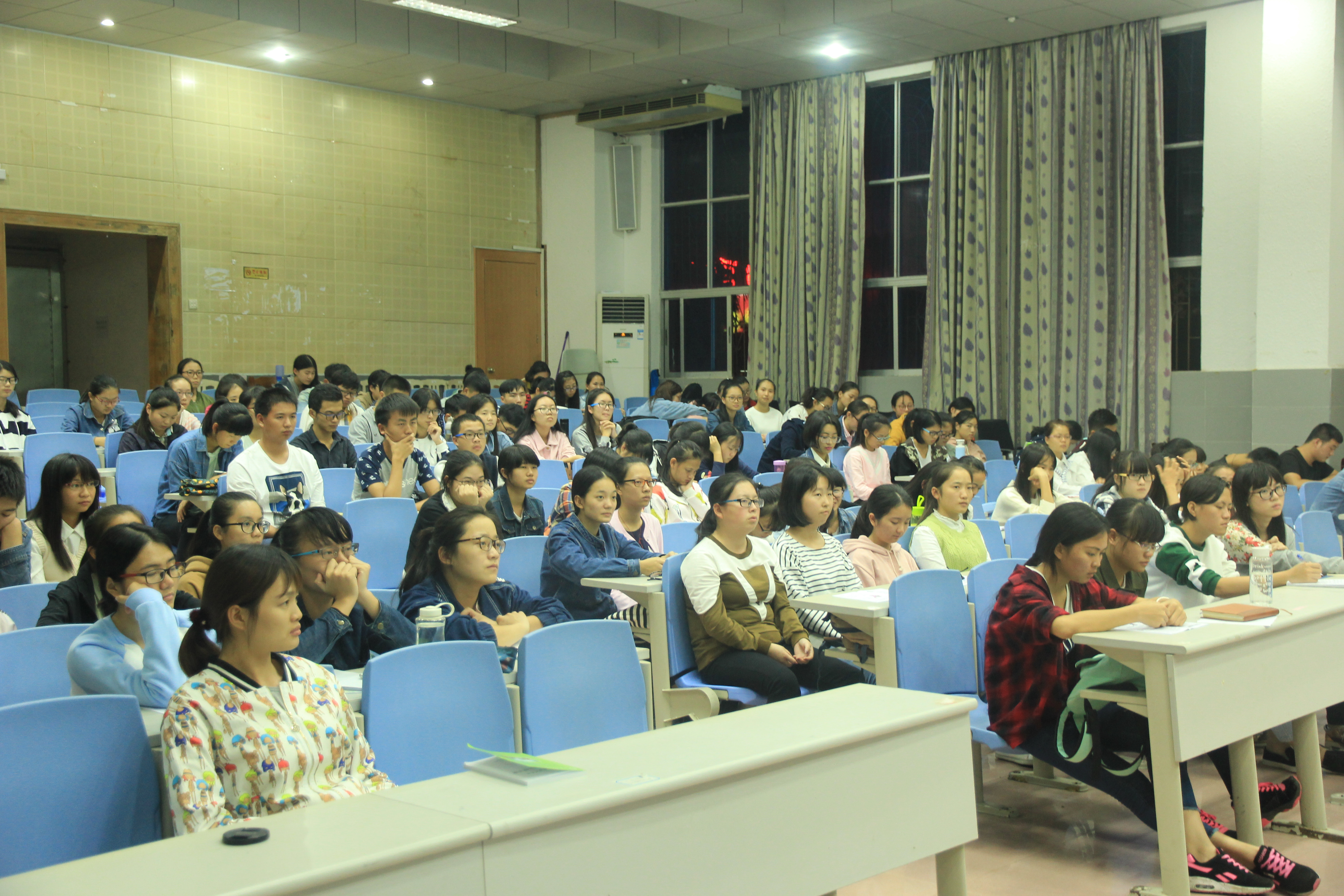 我院开展“校园网贷”风险防范教育活动