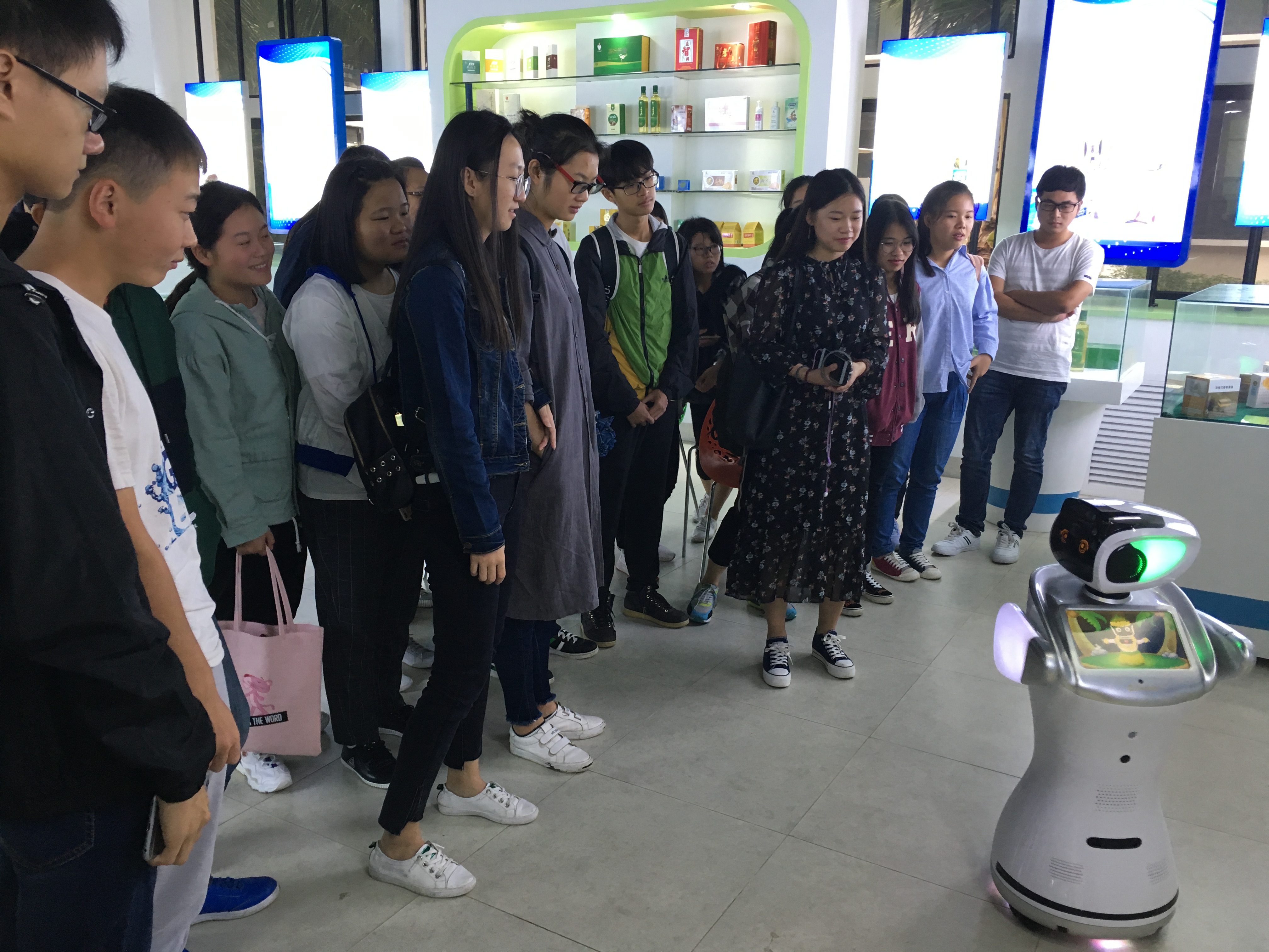 【创新创业实践周】系列活动：2017级新生参观海南师范大学国家大学科技园