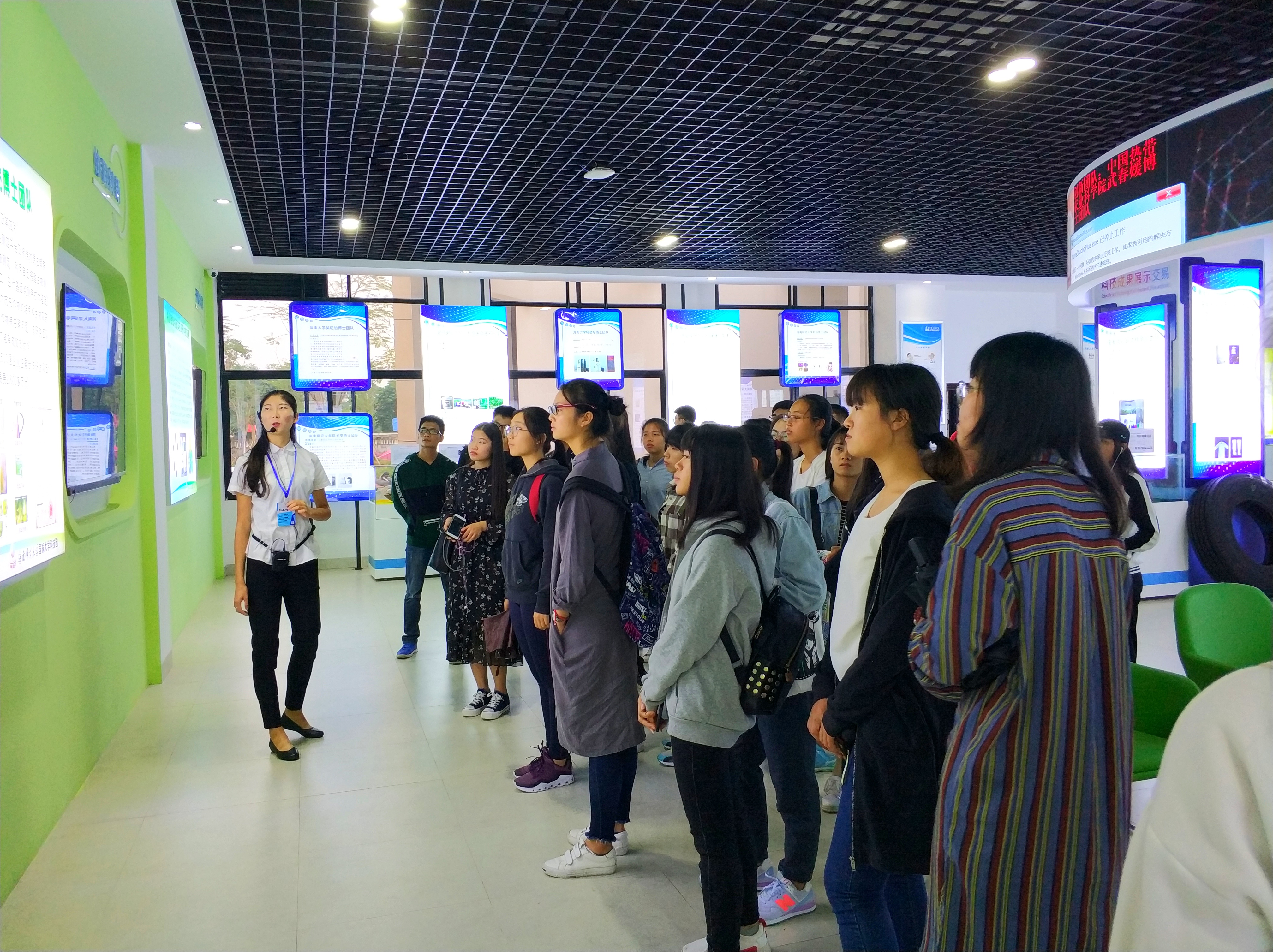 【创新创业实践周】系列活动：2017级新生参观海南师范大学国家大学科技园