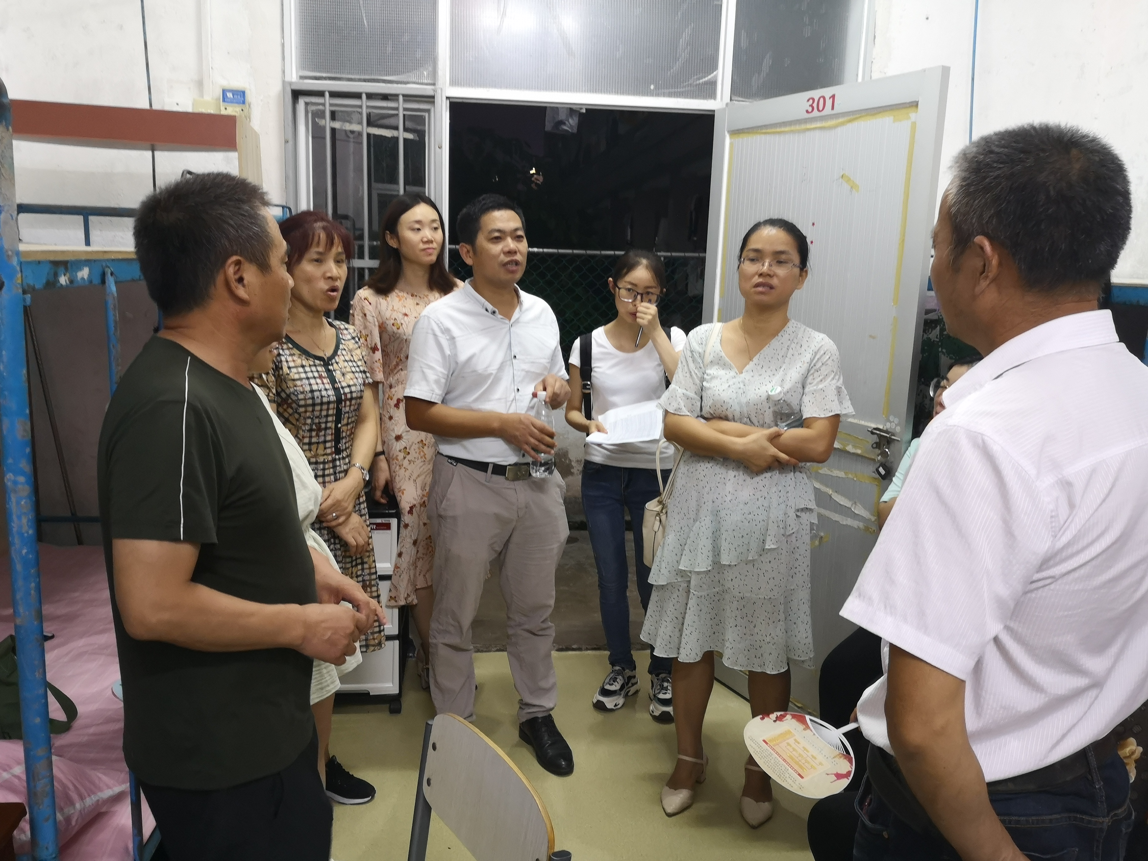 学院领导走访新生宿舍慰问新生