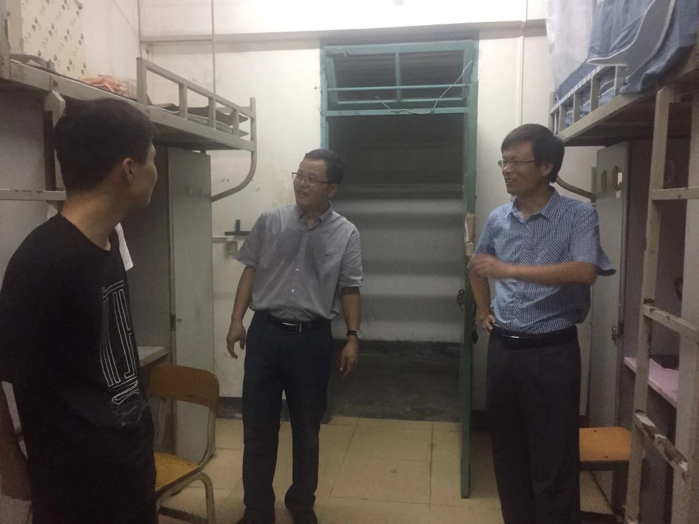 学院领导走访新生宿舍慰问新生