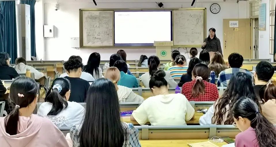 “做情绪的主人一一积极感受情绪的力量”——记第一期“红色学堂”课程的第五次课