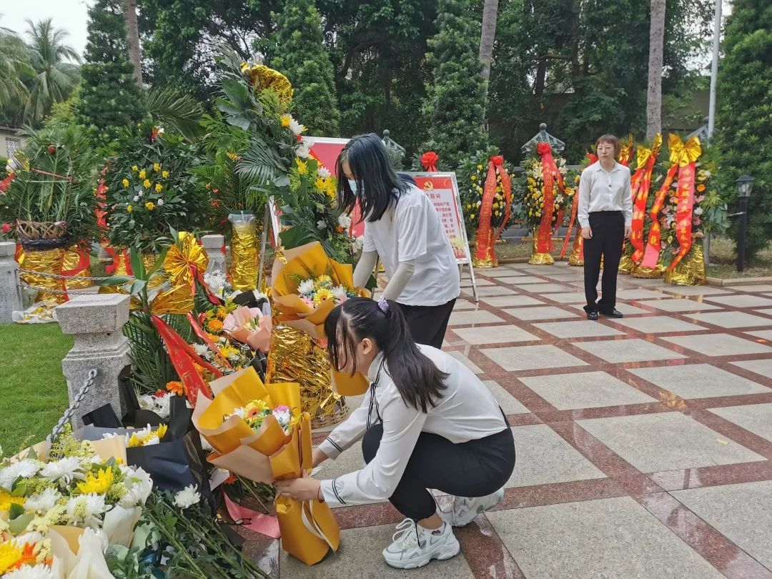 缅怀先烈,寄情清明——记祭扫李硕勋烈士纪念亭活动